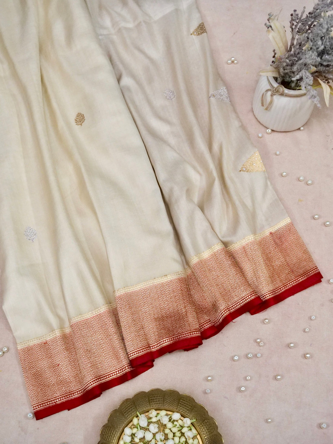 Banarasi Gajji Silk Kadwa Patti Buti Handwoven Saree in Off White