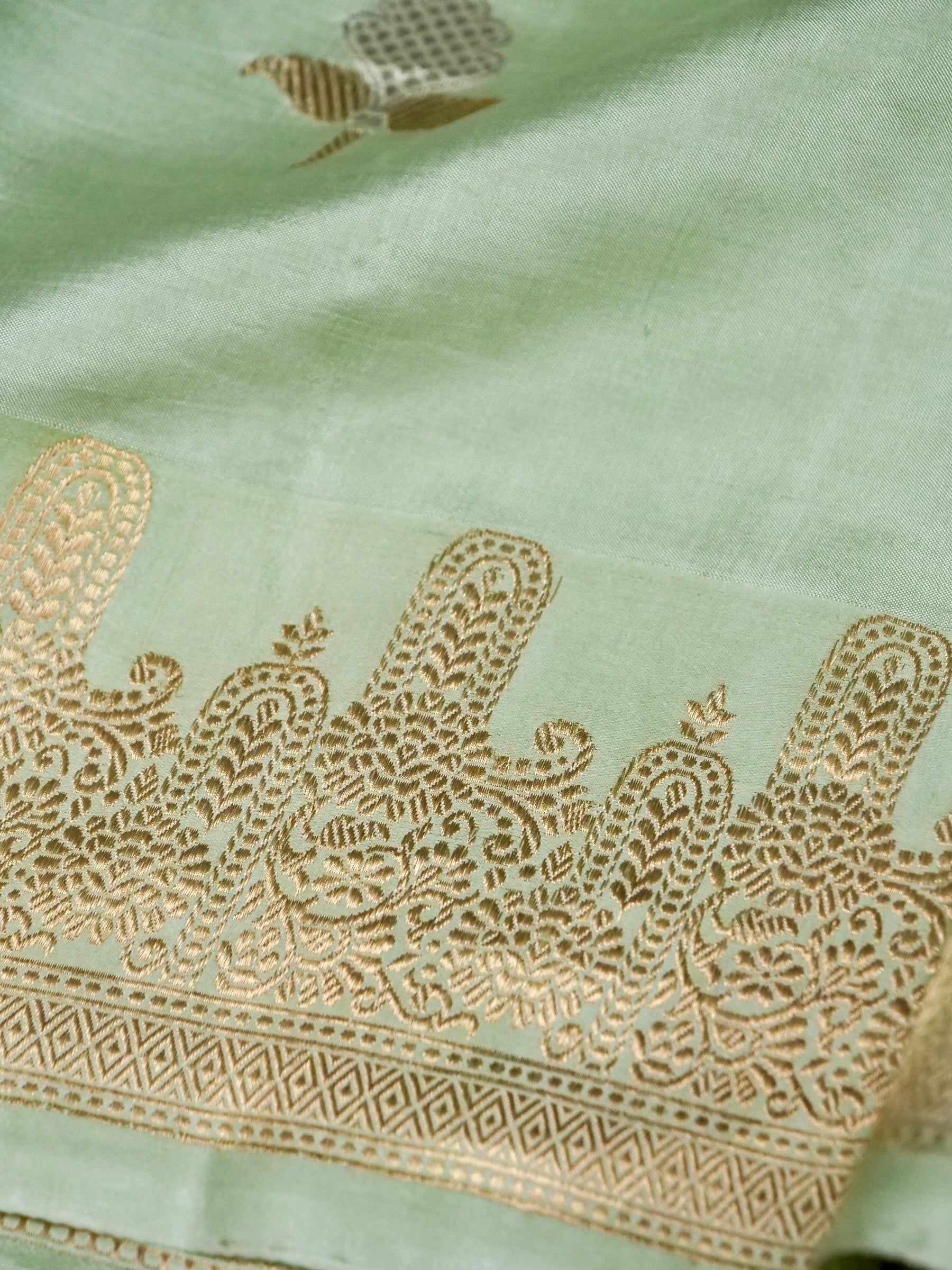 Banarasi Katan Silk Kadwa Tree Buti Handwoven Saree in Pista Green - Khinkhwab