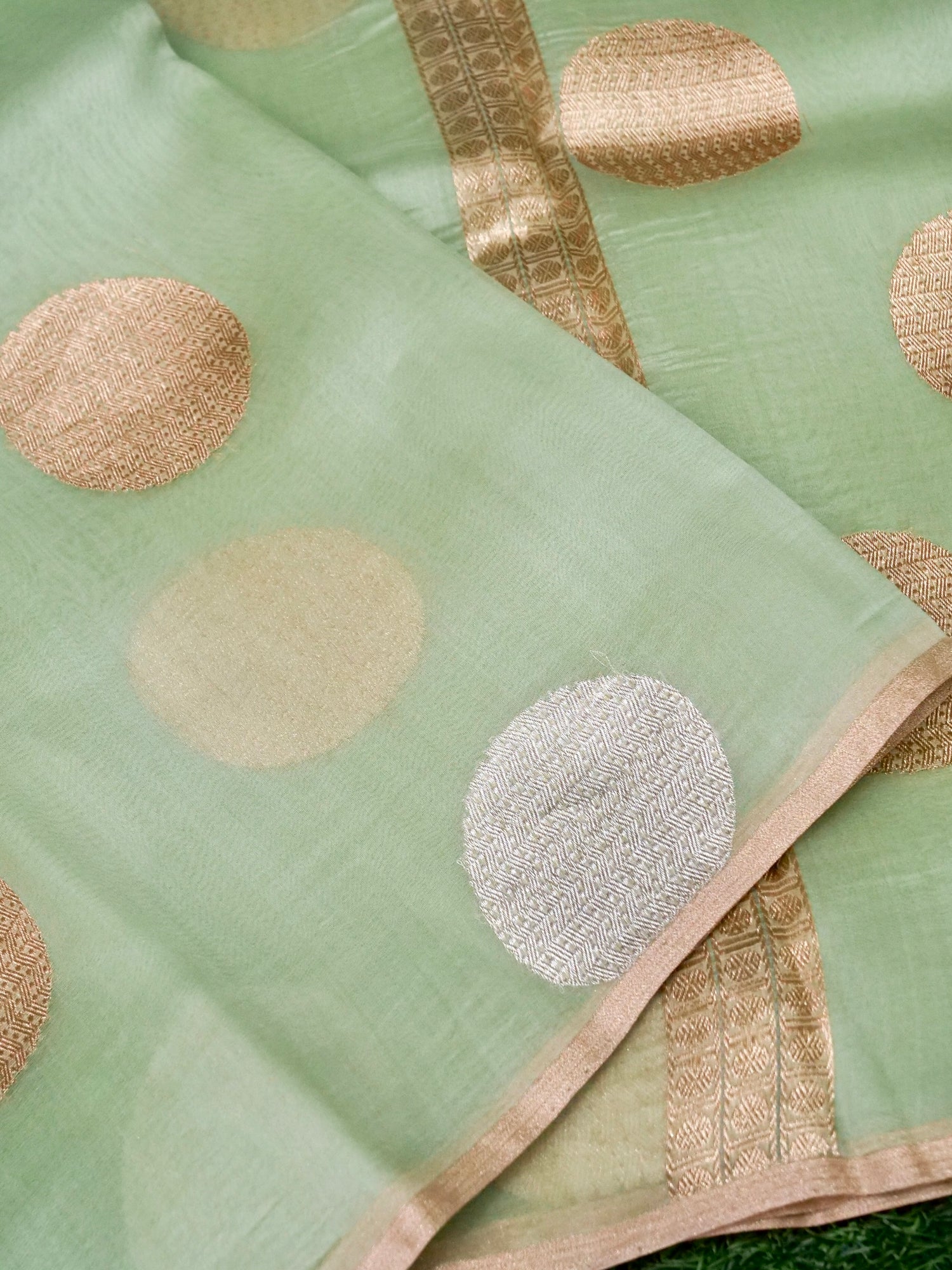 Kora Silk Kadwa Handwoven Banarasi Saree in Pista Green