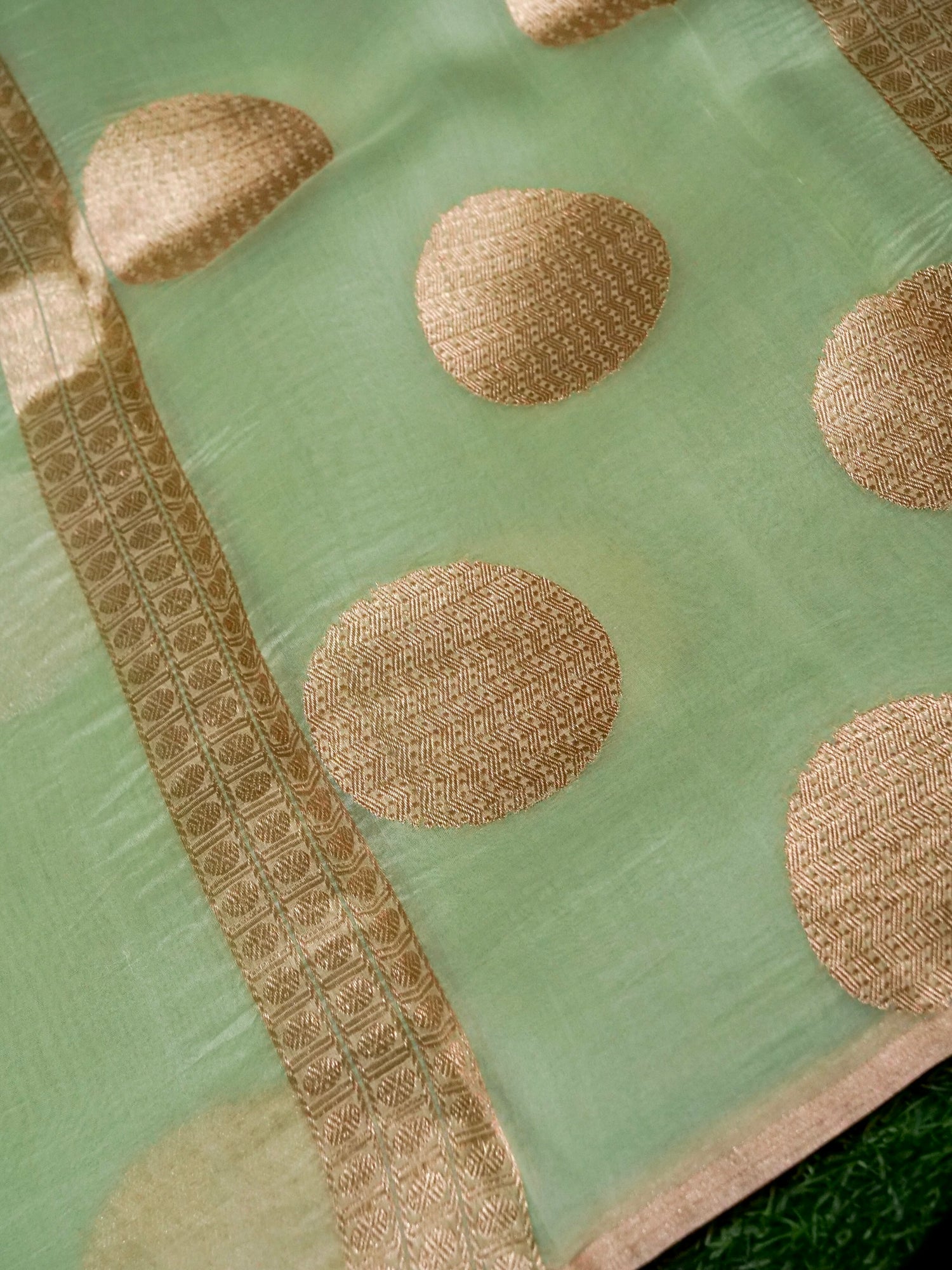 Kora Silk Kadwa Handwoven Banarasi Saree in Pista Green