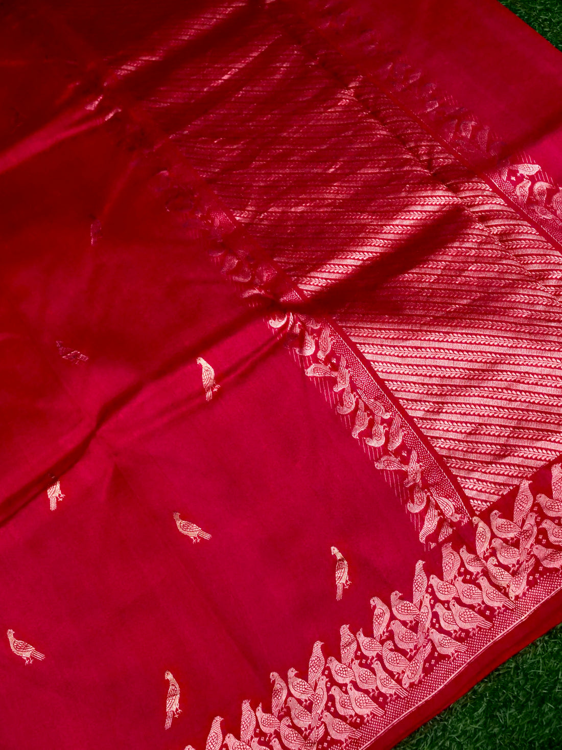 Banarasi Katan Silk Kadwa Bird Motif Handwoven Saree in Crimson Red - Khinkhwab