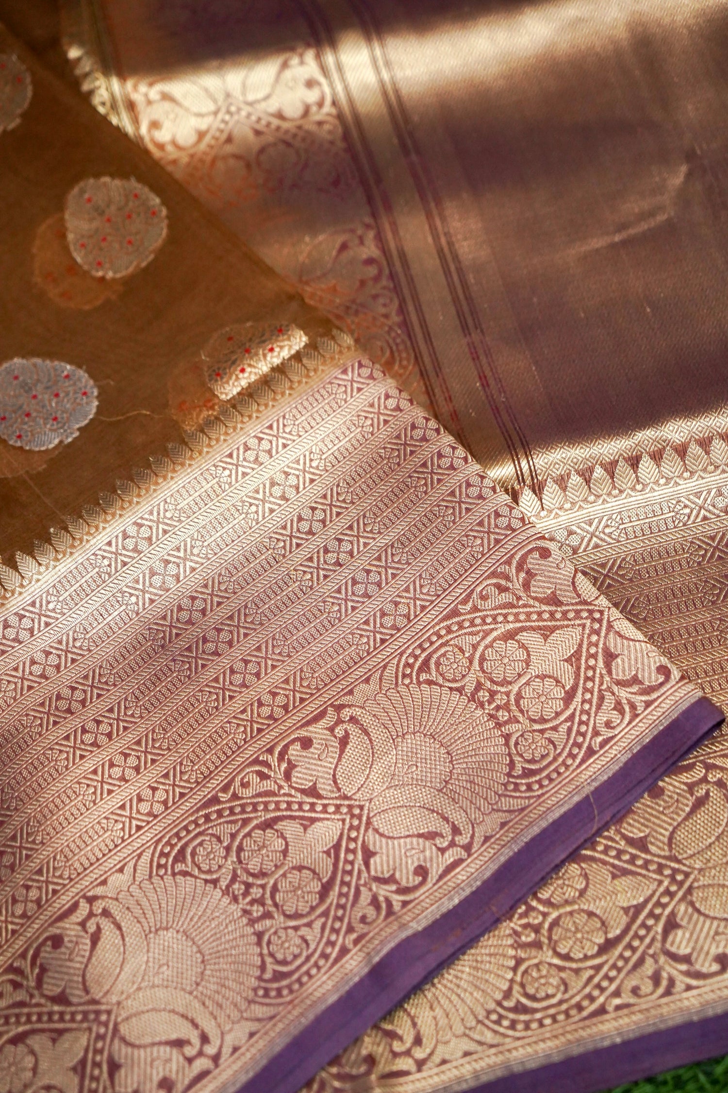 Banarasi Kora Silk Kadwa Kadiyal Handwoven Saree in Coffee Brown - Khinkhwab