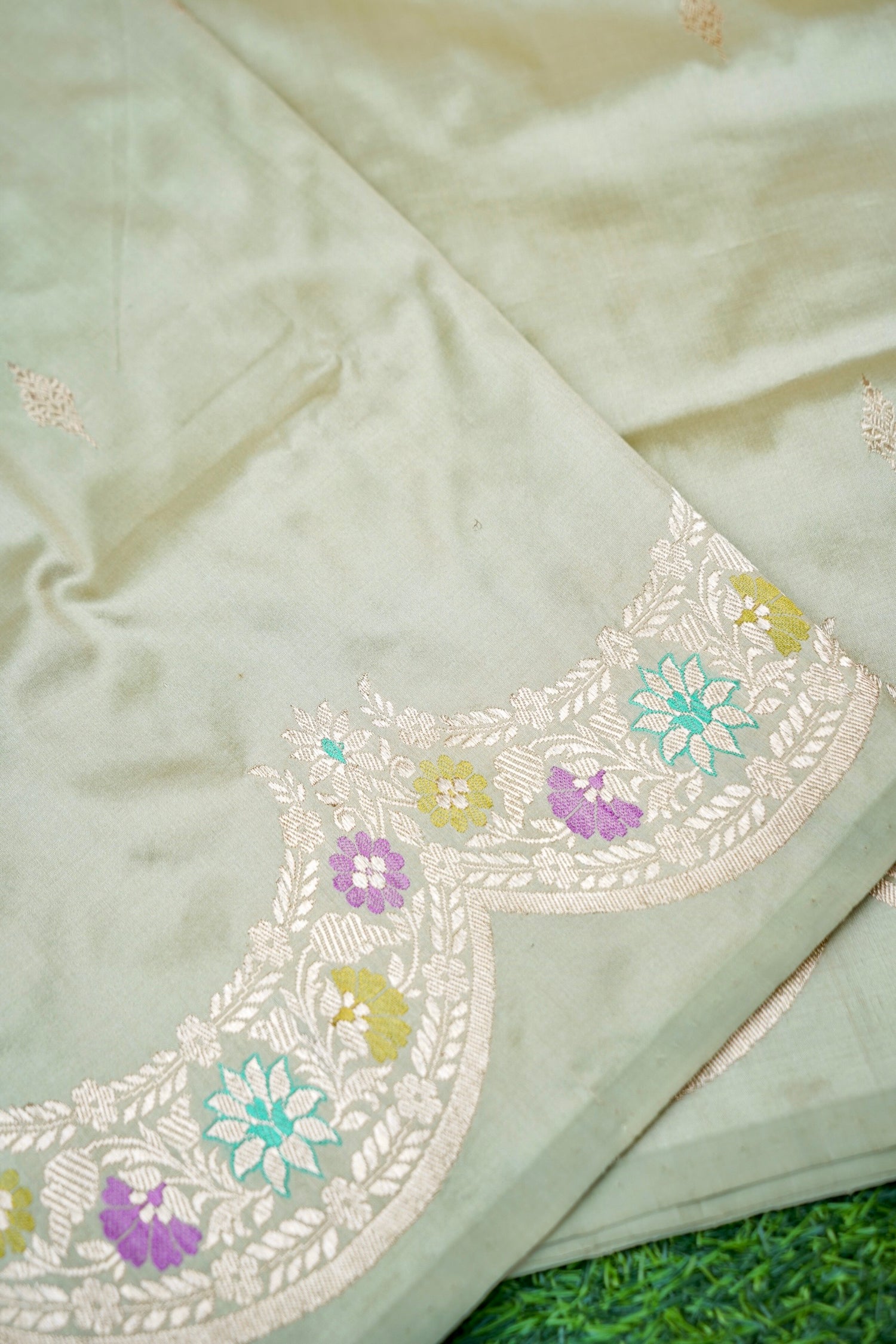 Banarasi Katan Silk Kadwa Scallop Border Handloom Saree | Sage