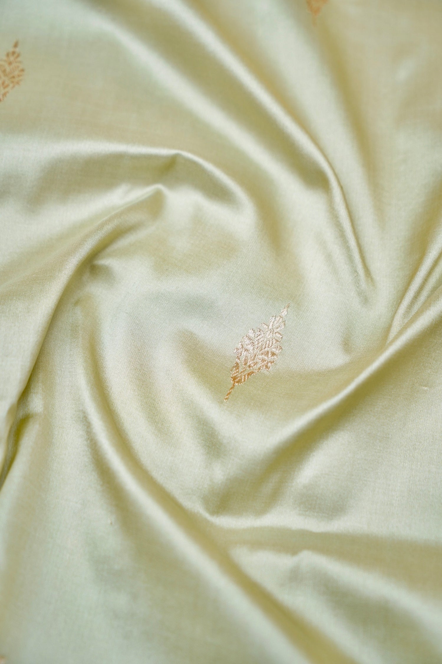 Banarasi Katan Silk Kadwa Scallop Border Handloom Saree | Sage