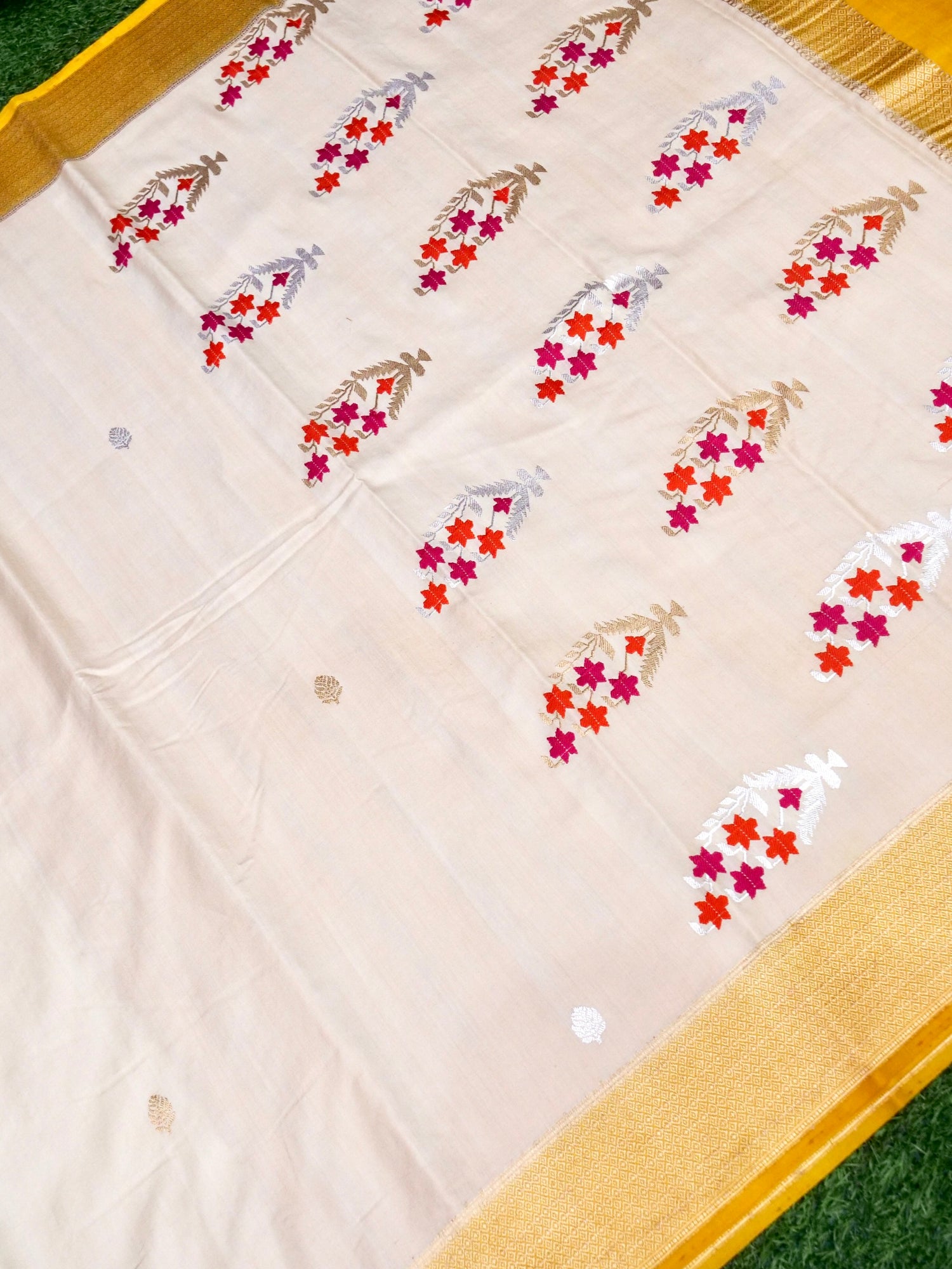 Banarasi Gajji Silk Kadwa Meenakari Handwoven Saree in Off White