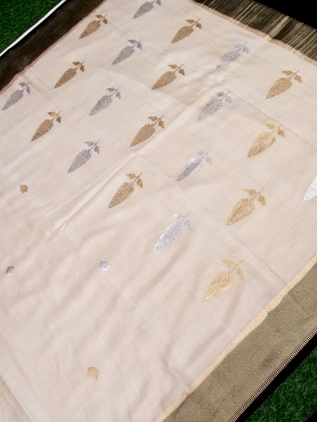 Banarasi Gajji Silk Kadwa Patti Buti Handwoven Saree in Beige