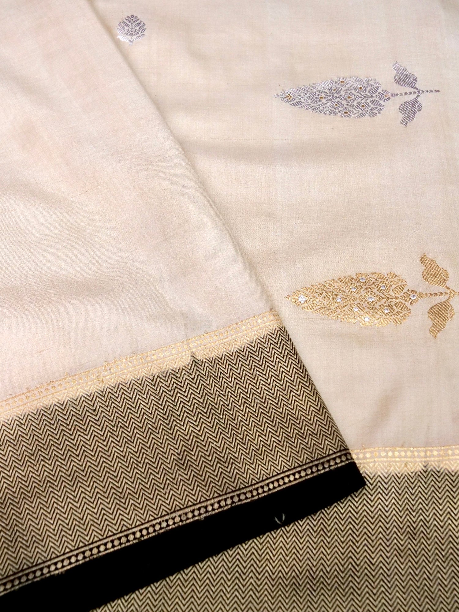 Banarasi Gajji Silk Kadwa Patti Buti Handwoven Saree in Beige