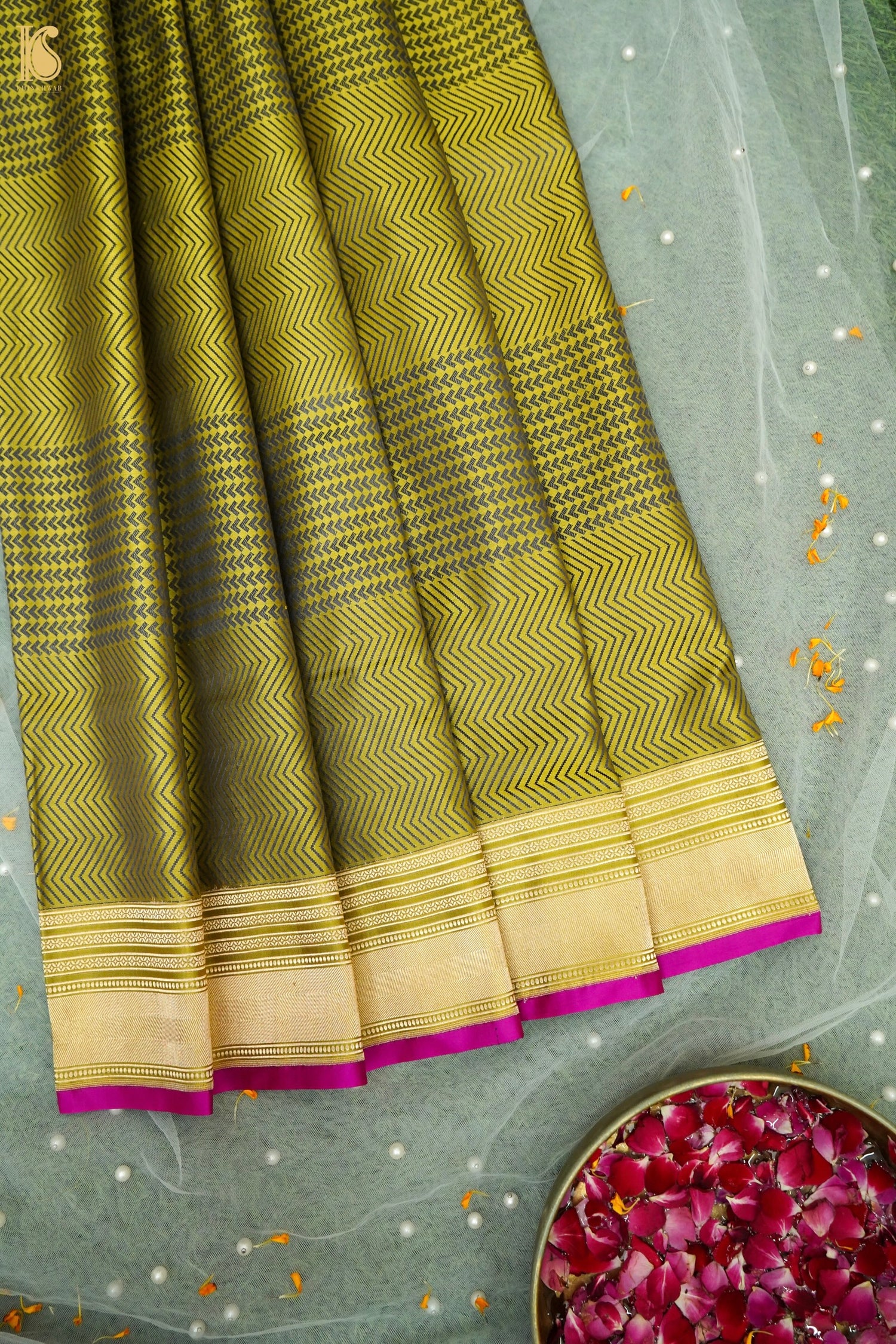 Katan Silk Tanchoi Chevron Handwoven Banarasi Saree in Chartreuse Green