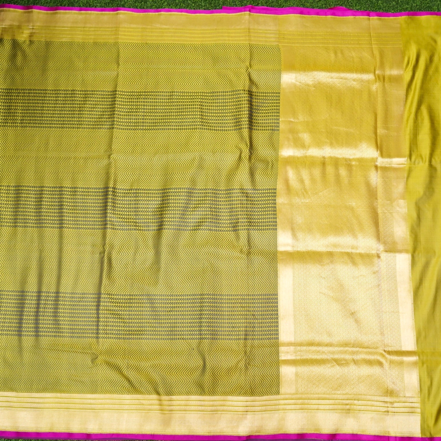 Katan Silk Tanchoi Chevron Handwoven Banarasi Saree in Chartreuse Green