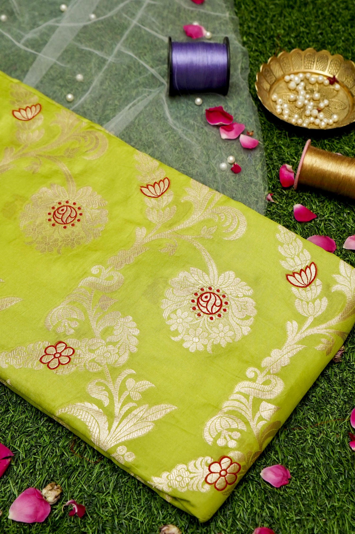 Pure Brocade Banarasi Chrysanthemum Jaal Fabric in Green - Khinkhwab