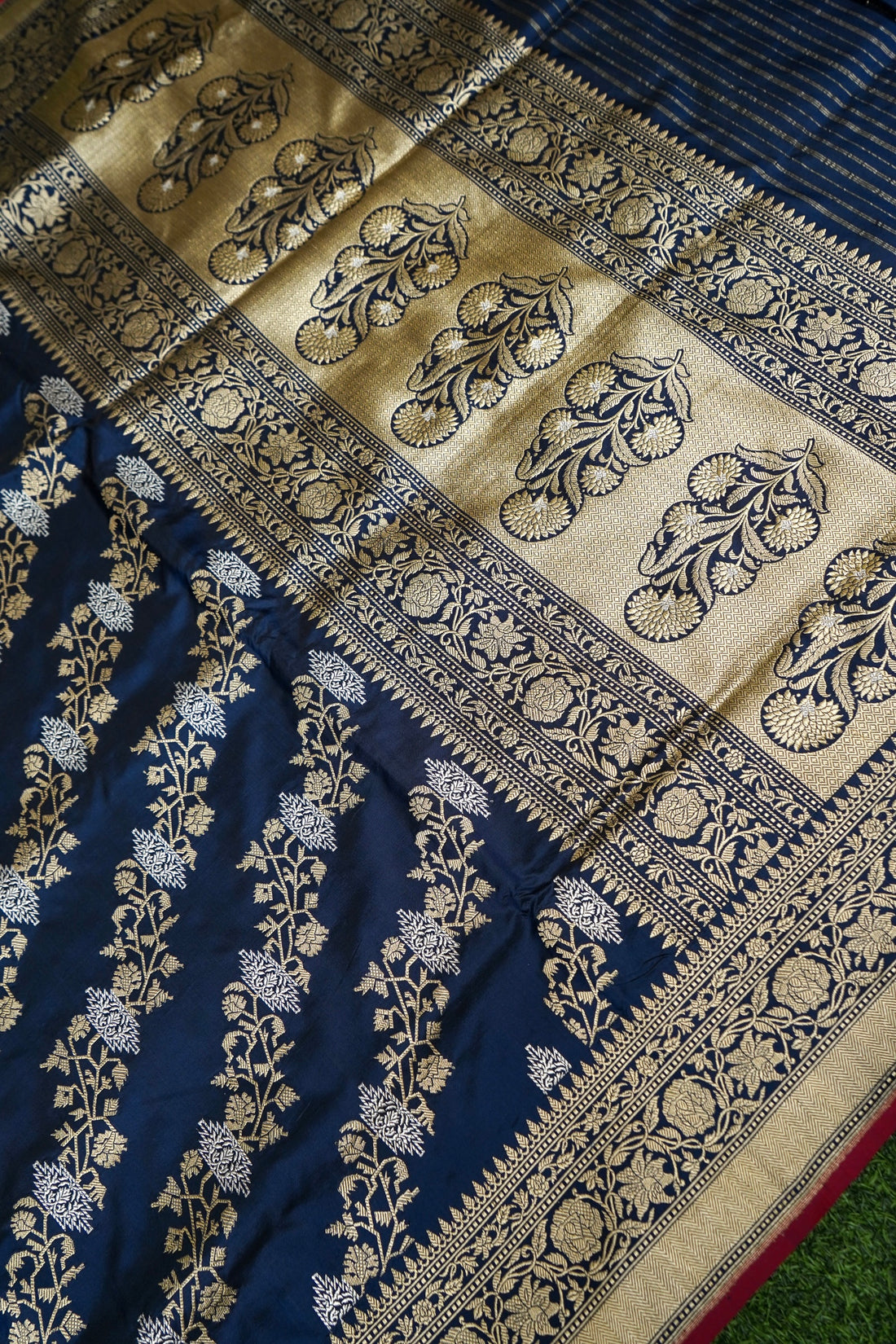 Banarasi Katan Kadwa Zari Jaal Handloom Saree in Navy - Khinkhwab