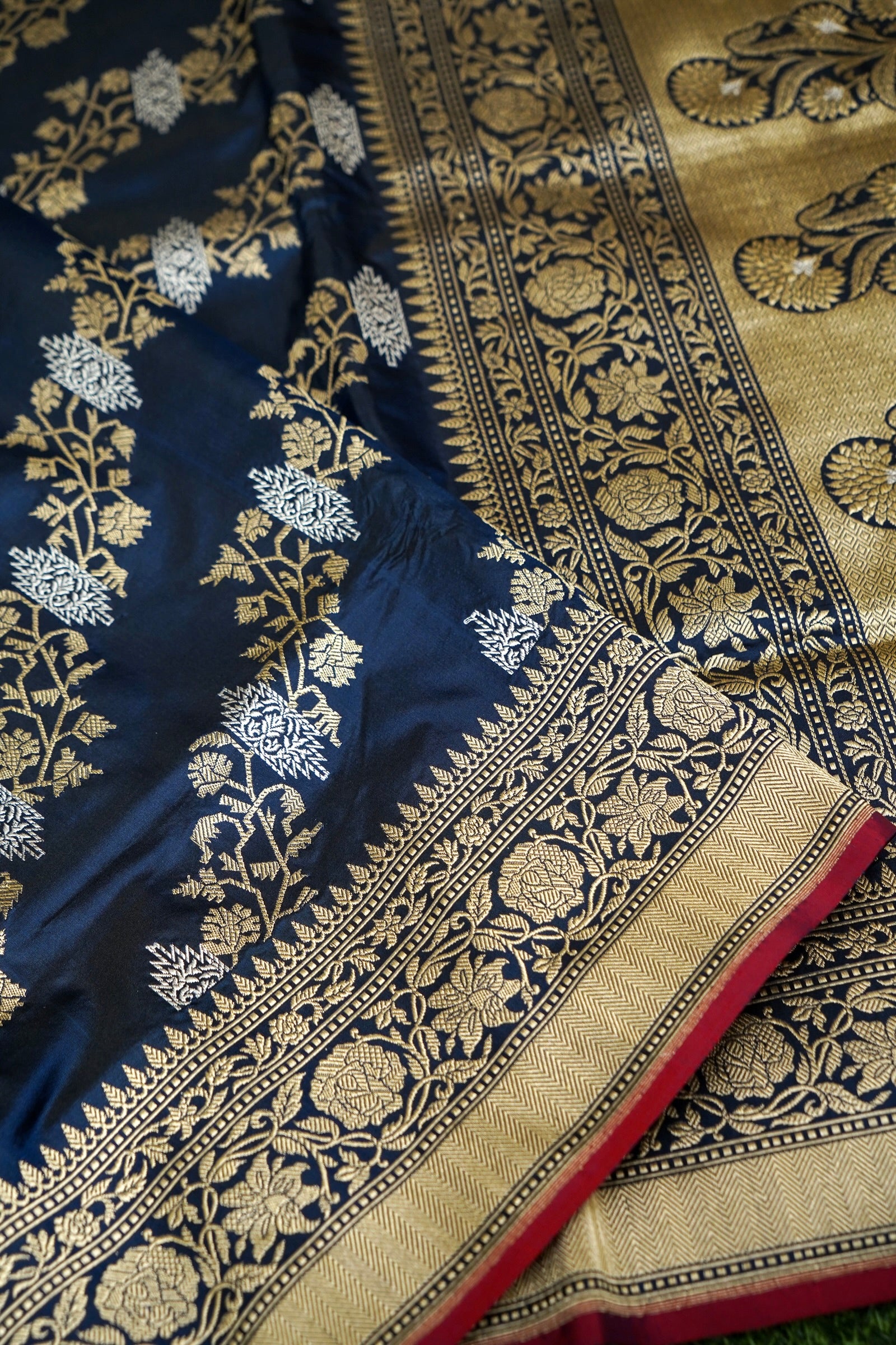 Banarasi Katan Kadwa Zari Jaal Handloom Saree in Navy - Khinkhwab