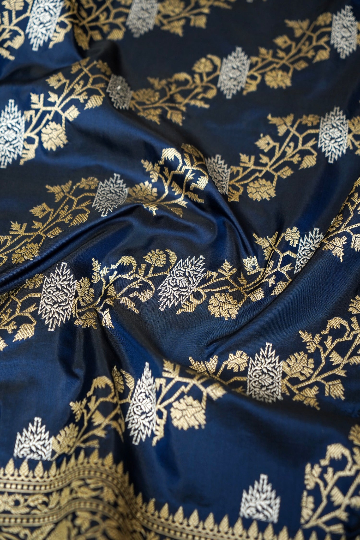 Banarasi Katan Kadwa Zari Jaal Handloom Saree in Navy - Khinkhwab