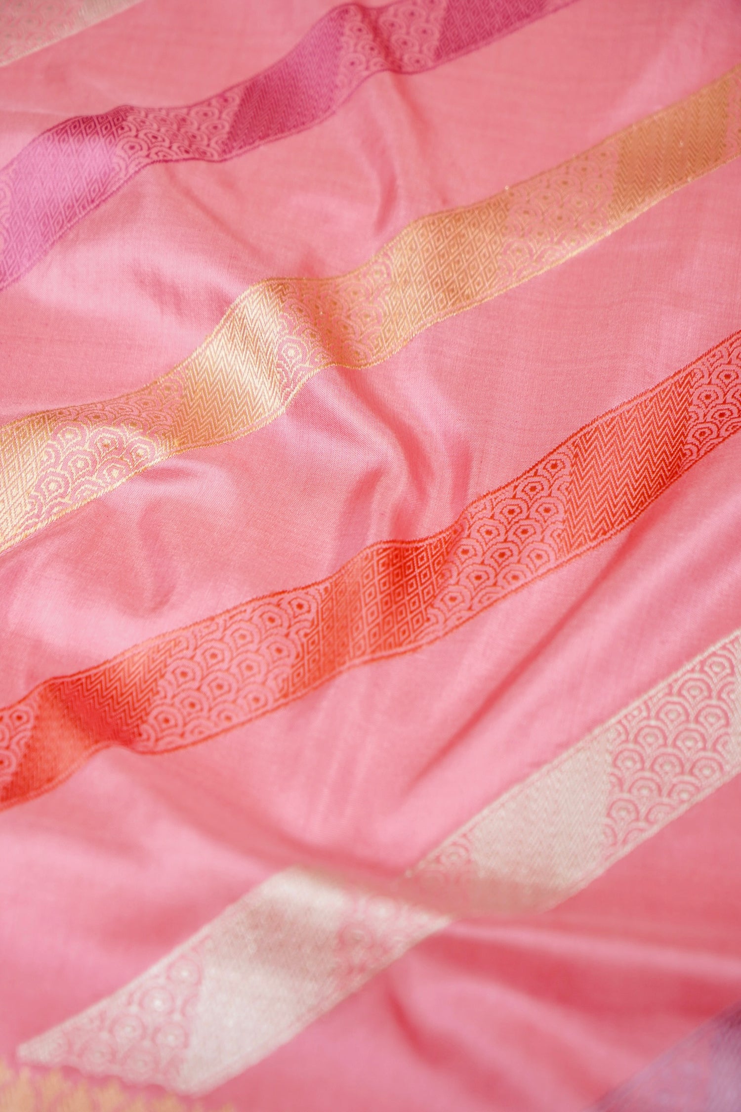 Banarasi Katan Silk Kadwa Leheriya Handloom Saree in Pink - Khinkhwab