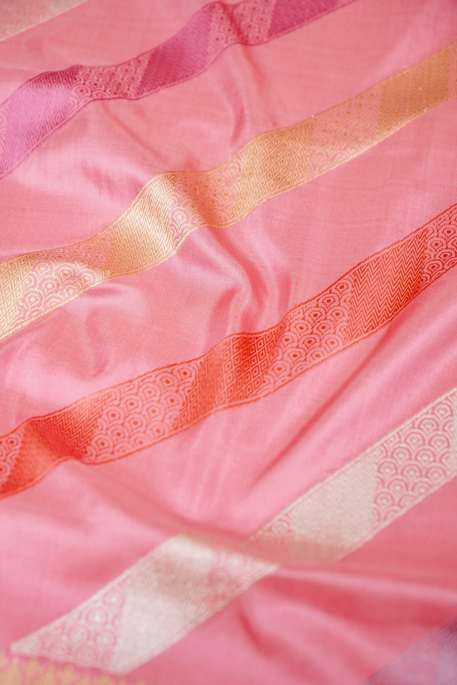 Banarasi Katan Silk Kadwa Leheriya Handloom Saree in Pink - Khinkhwab