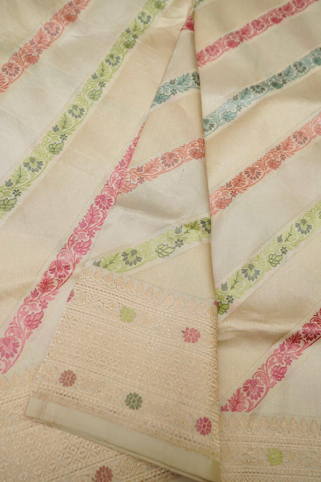 Handloom Kadwa Katan Silk Banarasi Saree in Cream with Diagonal Floral Stripes - Khinkhwab