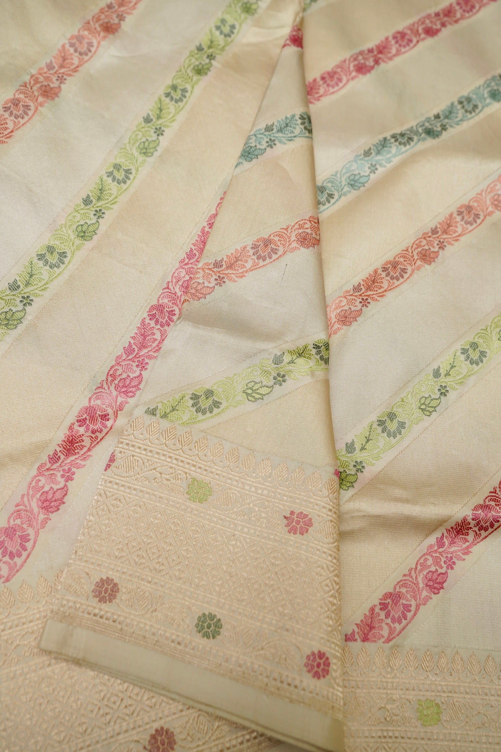 Handloom Kadwa Katan Silk Banarasi Saree in Cream with Diagonal Floral Stripes - Khinkhwab