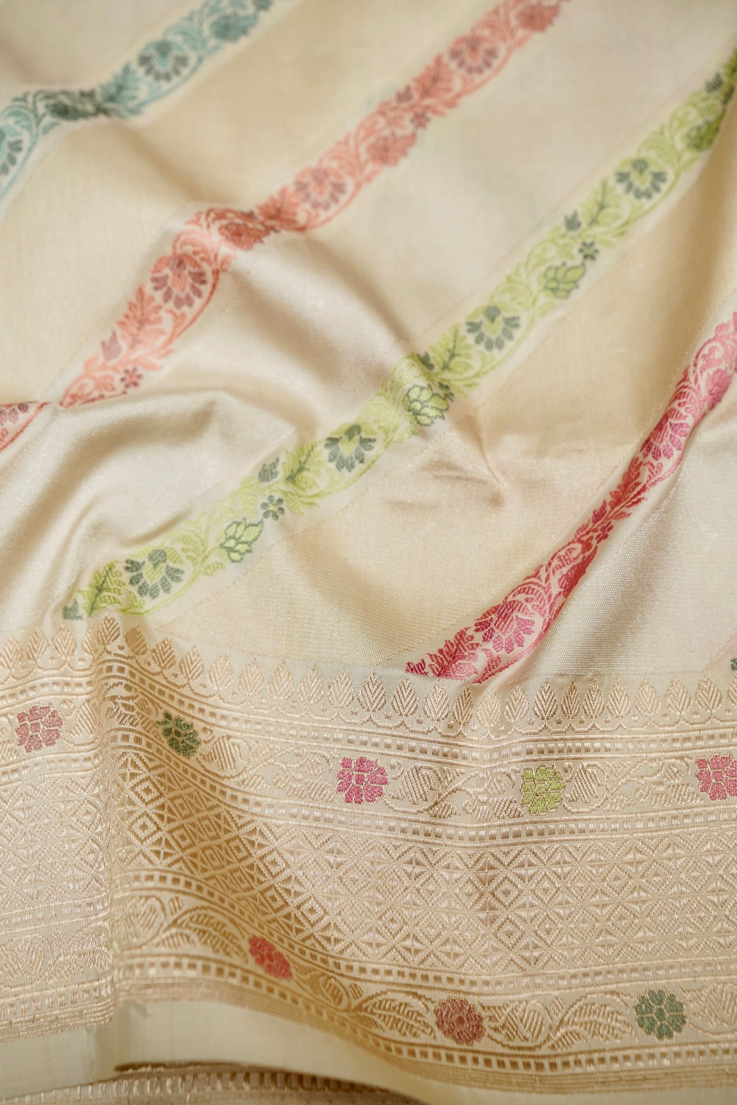 Handloom Kadwa Katan Silk Banarasi Saree in Cream with Diagonal Floral Stripes - Khinkhwab