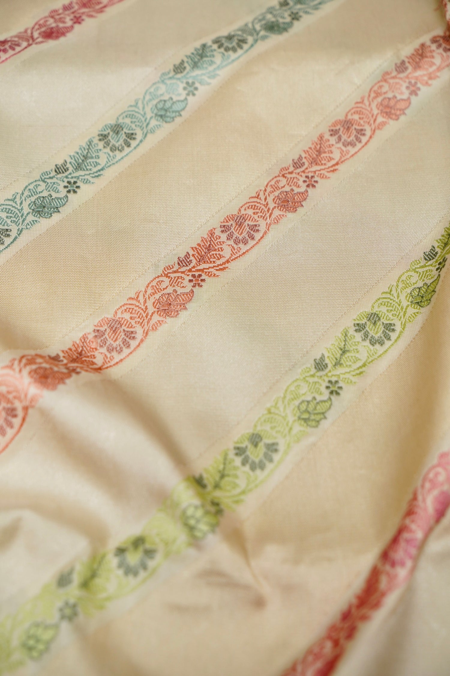 Handloom Kadwa Katan Silk Banarasi Saree in Cream with Diagonal Floral Stripes - Khinkhwab