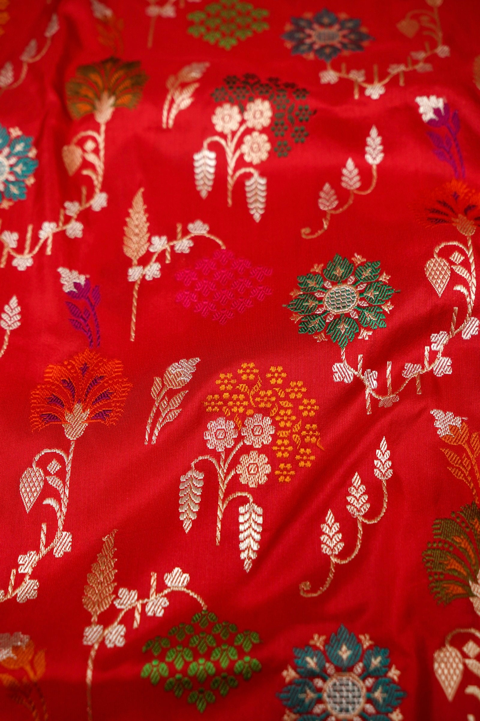 Handloom Kadwa Katan Silk Banarasi Saree in Red with Meenakari Bootis - Khinkhwab