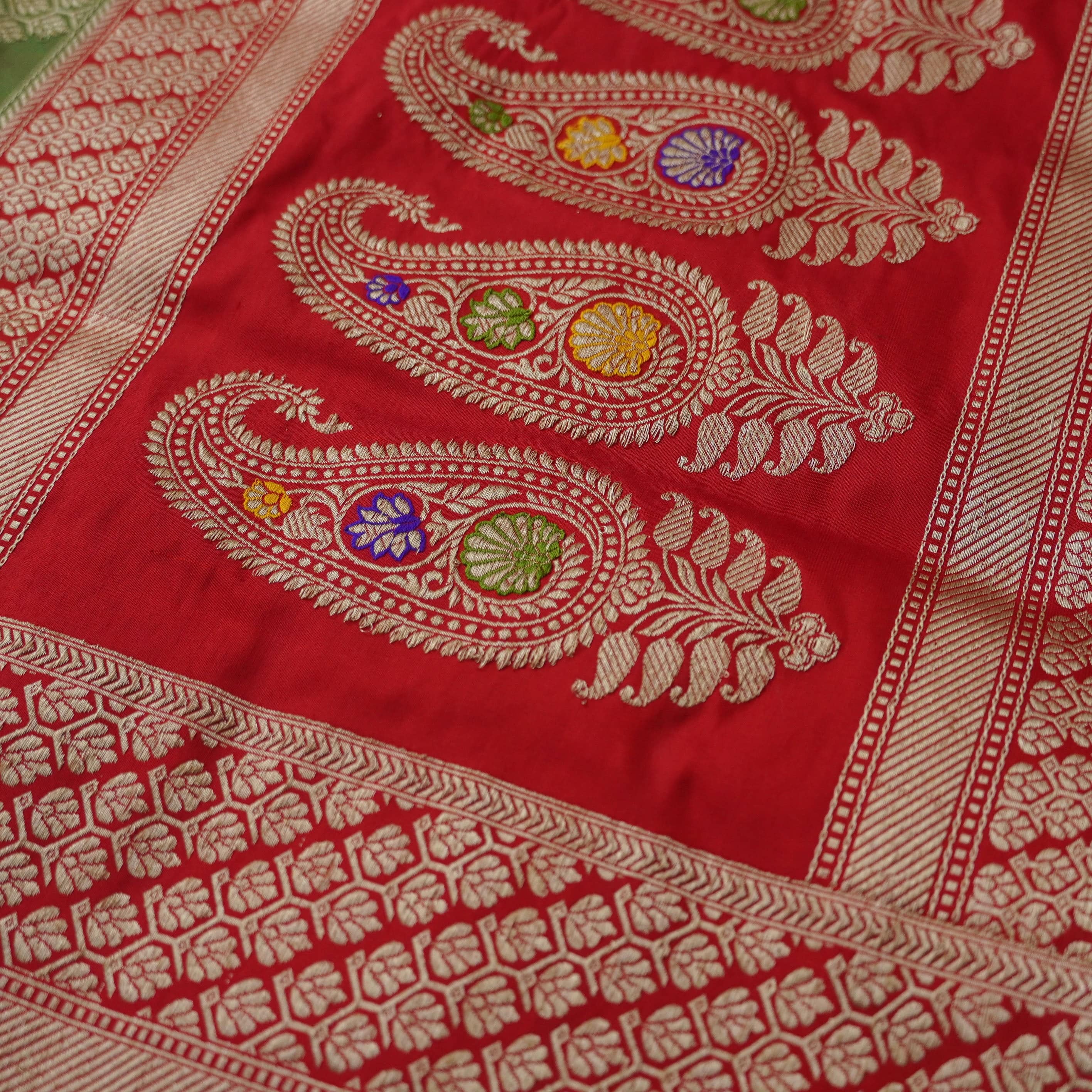 Handwoven Pure Katan Silk Chauki Rangkat Banarasi Saree