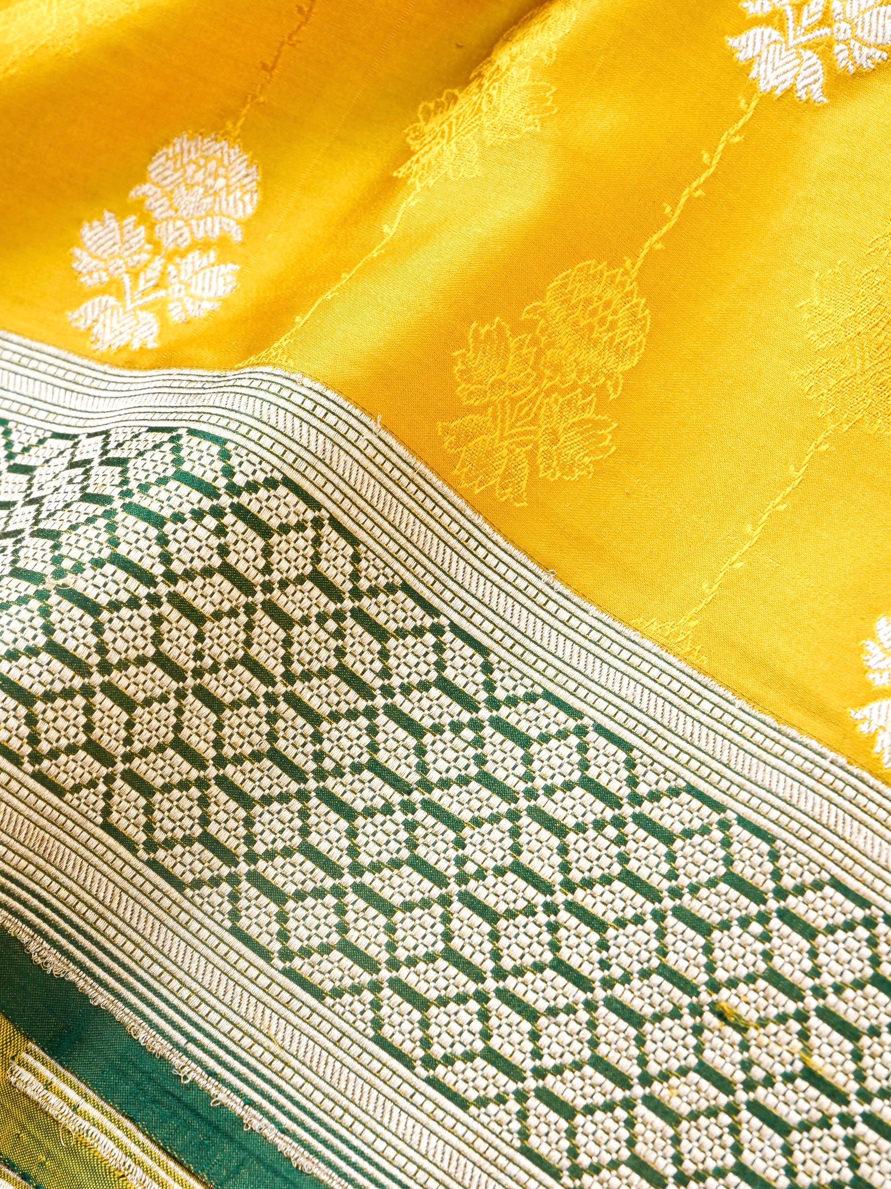 Handloom Banarasi Mashru Silk Tanchoi Kadwa Saree - Khinkhwab