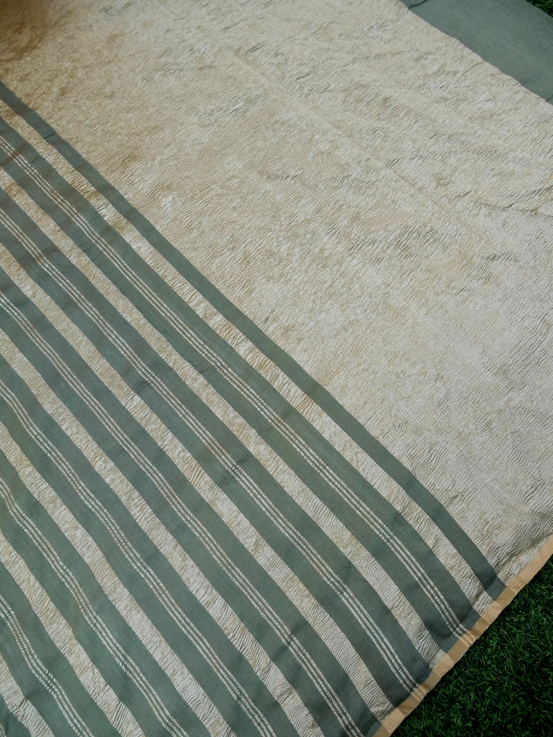 Handloom Pure Munga Tissue Crush Striped Saree in Green - Khinkhwab