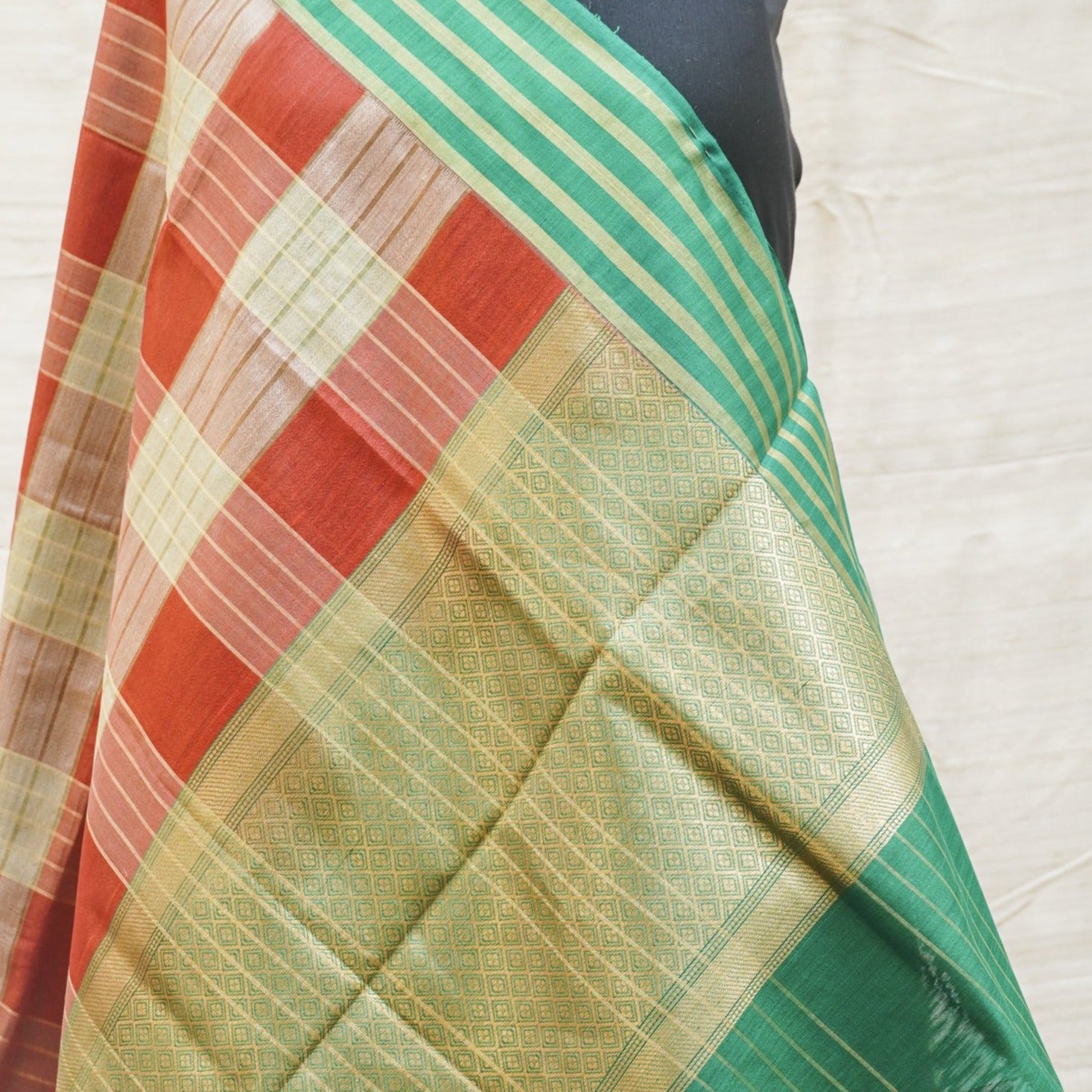 Red &amp; Green Pure Linen Handloom Banarasi Kadwa Saree - Khinkhwab