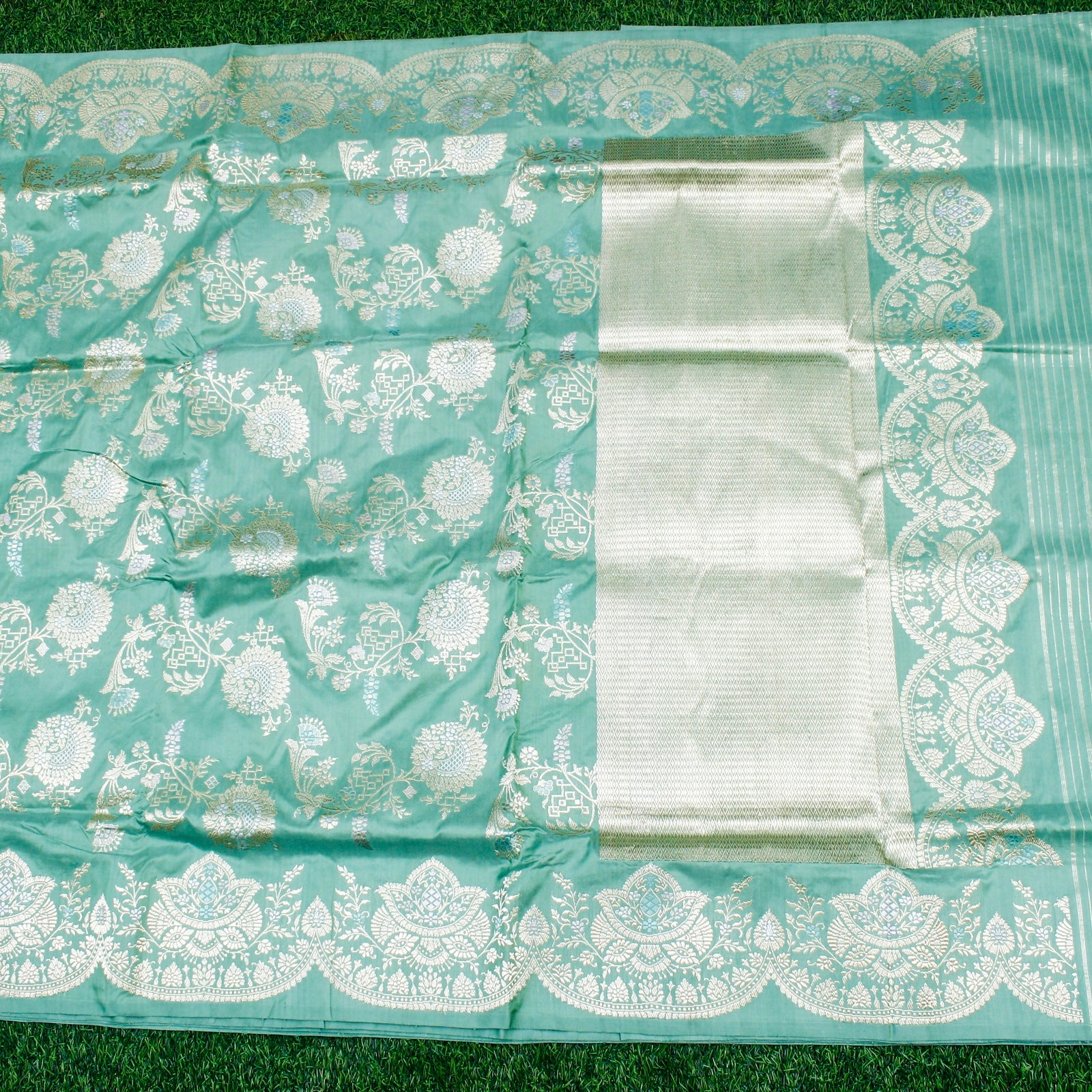 Monte Carlo Green Pure Katan Silk Handwoven Banarasi  Kadwa Scallop Saree - Khinkhwab